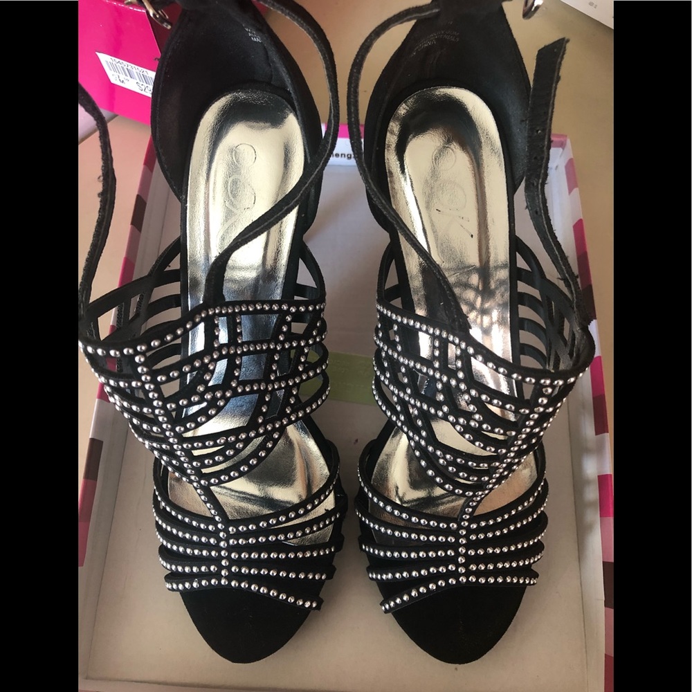 Ladies Black Heels (worn once) BUNDLE THIS ITEM WITH ANOTHER ITEM 🔥